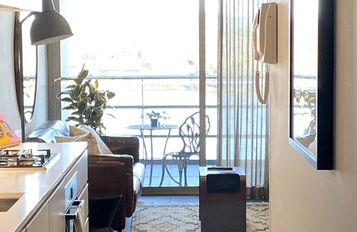 Canberra Apartment | Central apartment with Lake Views (WiFi, Wokspace & parking)