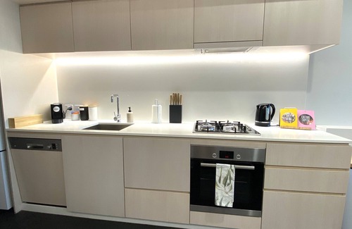 Canberra Apartment | Central apartment with Lake Views (WiFi, Wokspace & parking)