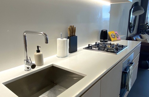 Canberra Apartment | Central apartment with Lake Views (WiFi, Wokspace & parking)