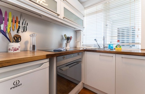 Hove Apartment | Central Beachfront Penthouse with private sun/roof terrace