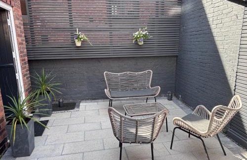 Edwinstowe House | Central, dog friendly, private courtyard