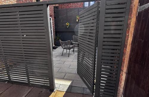 Edwinstowe House | Central, dog friendly, private courtyard