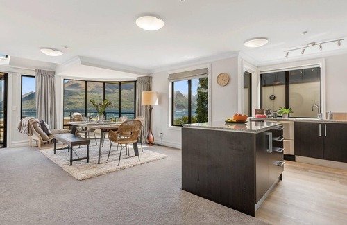 Queenstown Apartment | Central Luxury at The Beacon | Hot Tub | Fireplace