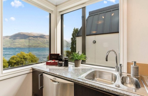 Queenstown Apartment | Central Luxury at The Beacon | Hot Tub | Fireplace