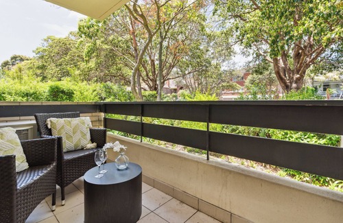 Mosman Apartment | Central Mosman 2BR Family Unit with Bunk Beds & Parking.