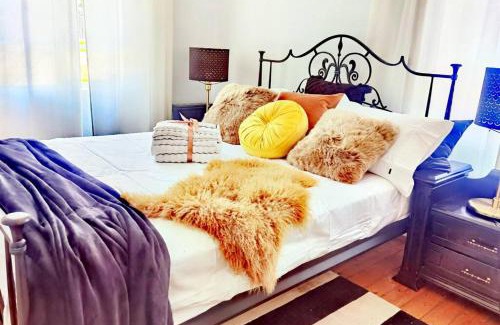 Ashwood House | Central Parkside 5BR Home with Rumpus & King Bed
