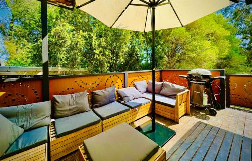 Ashwood House | Central Parkside 5BR Home with Rumpus & King Bed