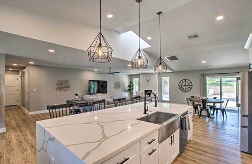 Avant House | Central Scottsdale Home w/Pool & Game Room!