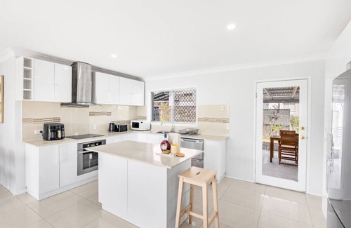 Sunnybank House | Central Sunnybank 4 Bedrooms Home, Family Friendly