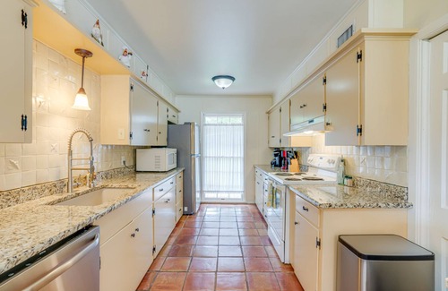 North San Antonio - SAT House | CENTRALLY LOCATED - 4 BR, 3 bath, POOL, JACUZZI, PUTTING GREEN, CLOSE TO AIRPORT