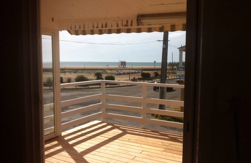 Gruissan Plage Ski Chalet | CHALET TRADITIONNEL EN FRONT DE MER. with terrace and panoramic sea view