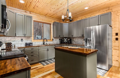 Chalet Village North Cabin | Chalet Village Cabin! 3 King Suites, Hot Tub, INSANE Views & Fire Pit