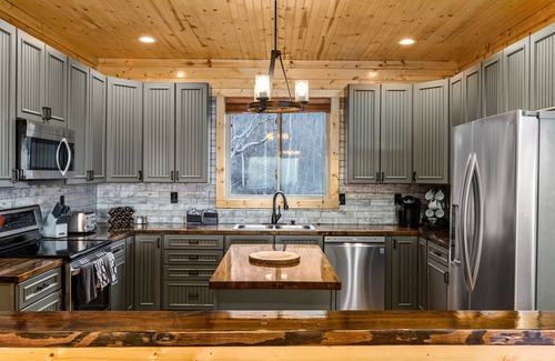 Chalet Village North Cabin | Chalet Village Cabin! 3 King Suites, Hot Tub, INSANE Views & Fire Pit