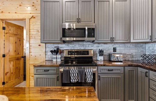 Chalet Village North Cabin | Chalet Village Cabin! 3 King Suites, Hot Tub, INSANE Views & Fire Pit