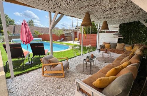 Roeze-sur-Sarthe Bed & Breakfast | Chambre double dans villa avec piscine salle de bains privée