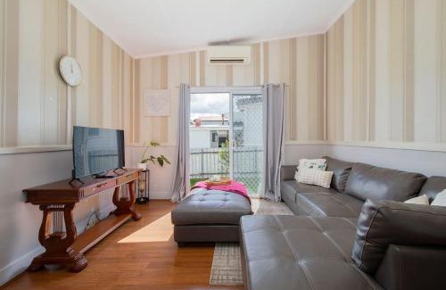 Charlestown House | Charlestown Cottage - Relaxed Stay in Lake Macquarie
