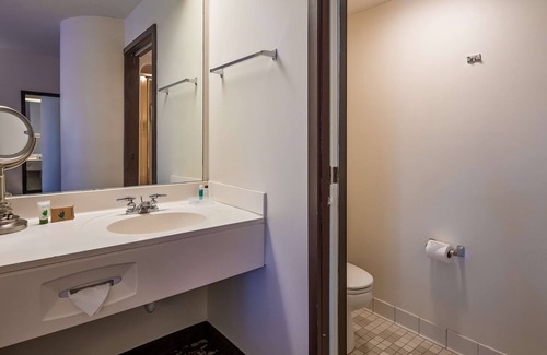 Charlevoix Hotel | Charlevoix Inn & Suites SureStay Collection by Best Western