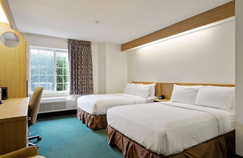 Charlevoix Hotel | Charlevoix Inn & Suites SureStay Collection by Best Western