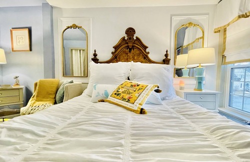 Queens Square Bed & Breakfast | Charlotte's Rose Inn