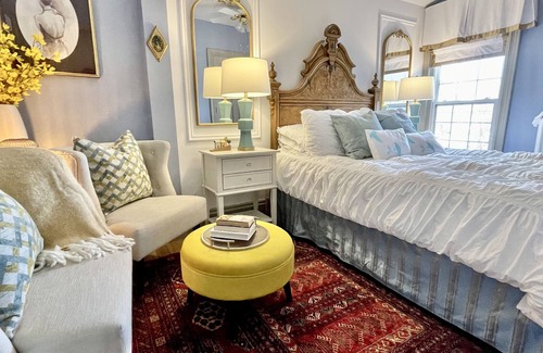 Queens Square Bed & Breakfast | Charlotte's Rose Inn