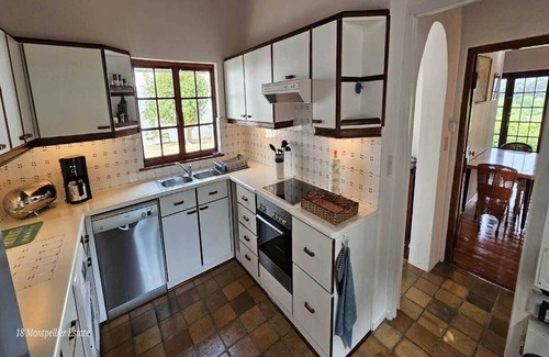 Somerset West Cottage | Charmant Rietgedekt Self-catering Vakantiehuis met Privé Zwembad Somerset West