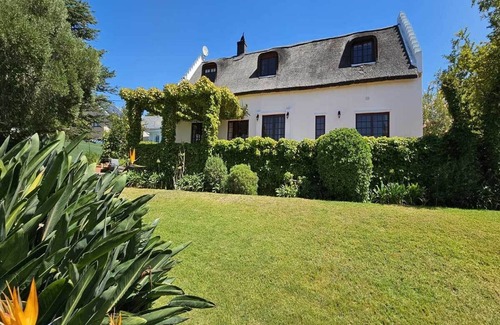Somerset West Cottage | Charmant Rietgedekt Self-catering Vakantiehuis met Privé Zwembad Somerset West