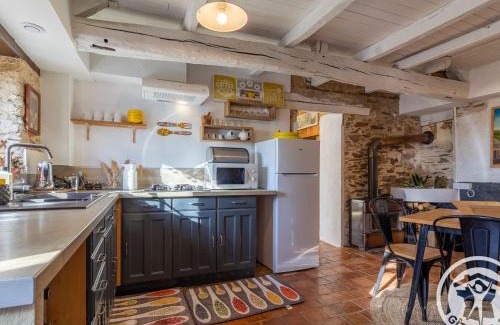 Ombree d'Anjo House | Charmante maison en Anjou Bleu, 2 pers, terrasse, poêle à bois, équipements bébé, cuisine équipée - FR-1-622-72