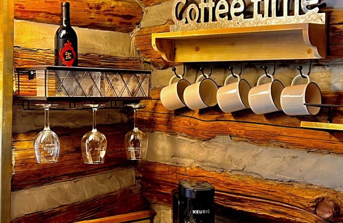 Pilot Mountain Cabin | Charming 1-bedroom cabin in amazing Pilot Mountain with Lake access
