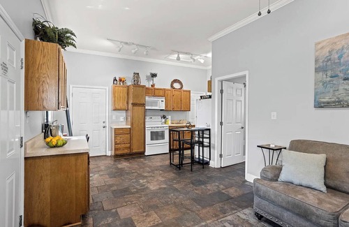 Sans Souci Cottage | Charming 1-bedroom cottage in Greenville, SC with fenced in yard