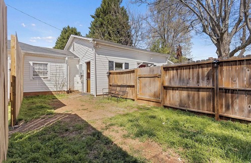 Sans Souci Cottage | Charming 1-bedroom cottage in Greenville, SC with fenced in yard