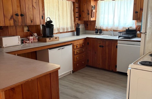 Ogunquit - Wells Cabin | Charming 2-bedroom cabin with WiFi, AC in tranquil Ogunquit