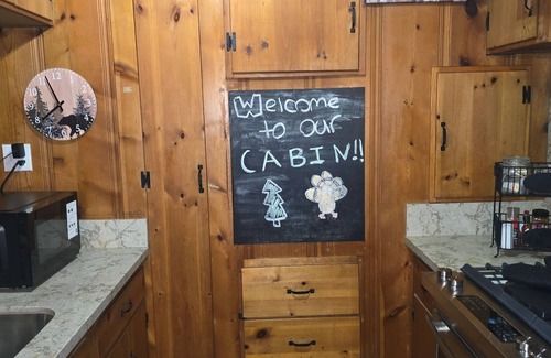 Phoenix Lake-Cedar Ridge Cabin | Charming 2-bedroom cabin in Sonora with WiFi and ACnWith private lake n