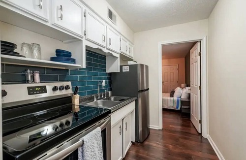Beechmont House | Charming 2-Bedroom Home in Louisville. Close to Expo, Churchill, & Downtown.