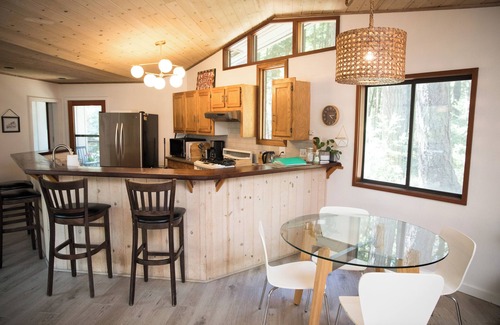 Timber Cove House | Charming 2-bedroom house near the coast in Jenner with WiFi and AC