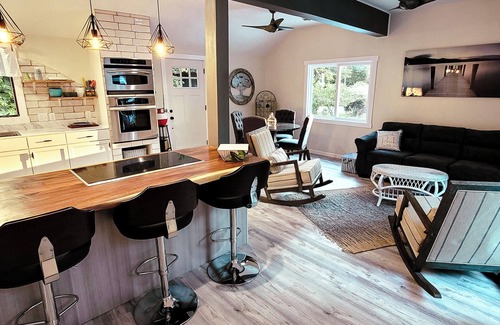 Ferrysburg Cottage | Charming 2-bedroom cottage with WiFi, AC in Spring Lake