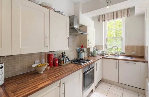 St. Mary's Park Apartment | Charming 2BR Battersea Flat in secure mansion block