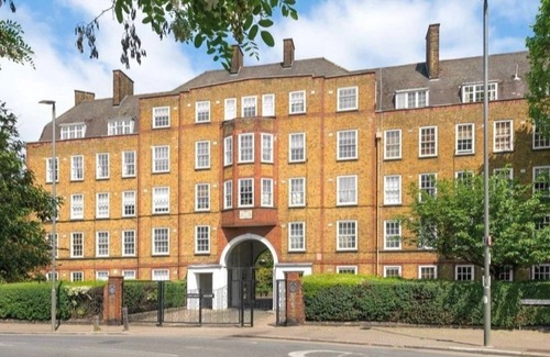 St. Mary's Park Apartment | Charming 2BR Battersea Flat in secure mansion block