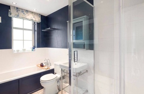 St. Mary's Park Apartment | Charming 2BR Battersea Flat in secure mansion block