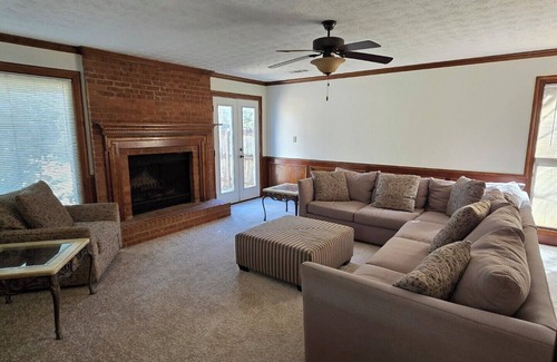 Stone Mountain House | Charming 3-bedroom house with WiFi, AC in Metro Atlanta