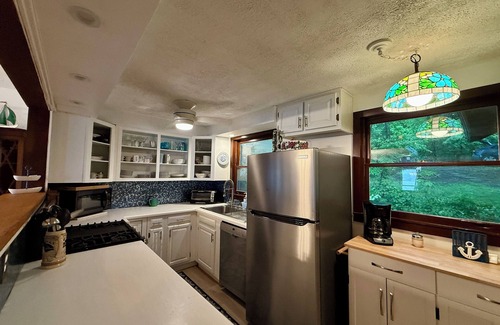 Cleverdale Cottage | Charming 3-bedroom Cottage in Cleverdale on Beautiful Lake George with AC, WiFi
