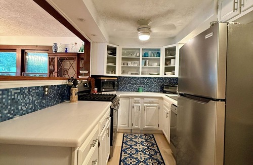 Cleverdale Cottage | Charming 3-bedroom Cottage in Cleverdale on Beautiful Lake George with AC, WiFi