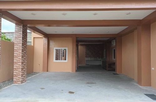 Tarlac House | Charming 3-bedroom house with AC, WiFi. Sleeps 13.