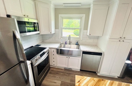 Statesville House | Charming 3-bedroom house with ample outdoor acreage