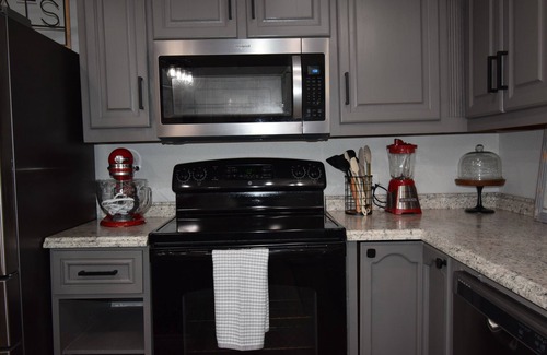 Rising Star House | Charming 3BD, 1 Bath, House near downtown. All amenities, full kitchen, Full WD