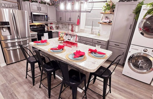 Rising Star House | Charming 3BD, 1 Bath, House near downtown. All amenities, full kitchen, Full WD