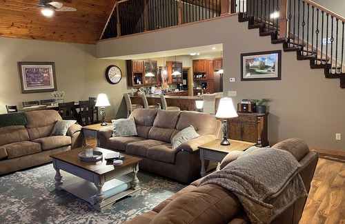 Pilot Mountain Ski Chalet | Charming 4-bedroom Chalet with WiFi and Welcoming View of Pilot Mountain
