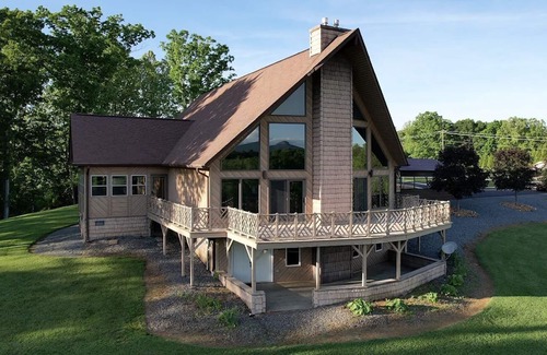 Pilot Mountain Ski Chalet | Charming 4-bedroom Chalet with WiFi and Welcoming View of Pilot Mountain
