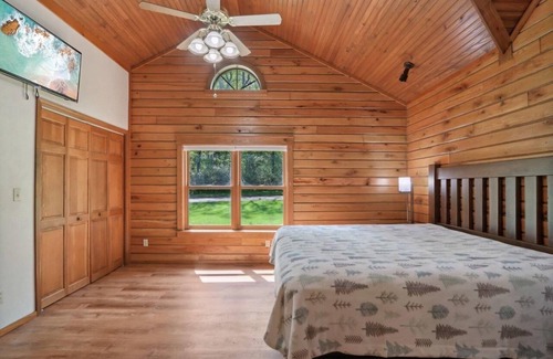 Lake Delton Cabin | Charming 7-bedroom lodge with AC, WiFi in awesome Lake Delton Wisconsin Dells
