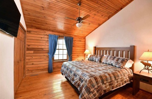 Lake Delton Cabin | Charming 7-bedroom lodge with AC, WiFi in awesome Lake Delton Wisconsin Dells