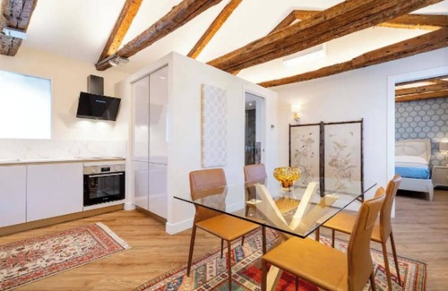 San Marco Apartment | Charming and Elegant Venetian Retreat with Rooftop Viewsn